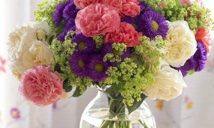 Blumen für die Vase arrangieren oder binden zum Verschenken.